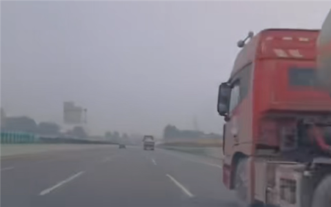 贬值近11万！奔驰E300车主过度信任智驾：以为会自动减速结果撞上变道货车