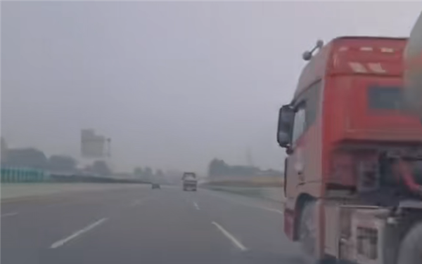 贬值近11万！奔驰E300车主过度信任智驾：以为会自动减速结果撞上变道货车