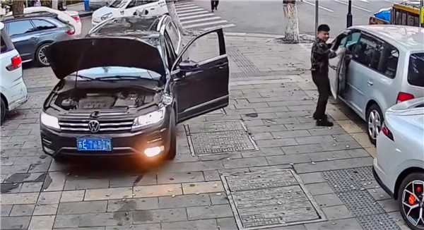 男子连续误操作致三车受损 网友吐槽已被蠢哭