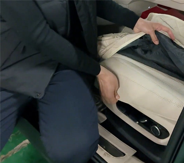 座椅套上又带套 车主卖出准新问界M8:二手车老板都呆了