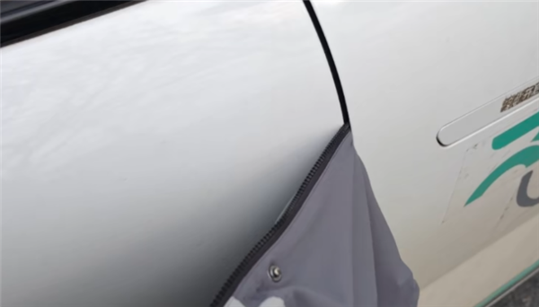 人工客服三分钟才上线！乘客被萝卜快跑夹住衣服险遭拖行