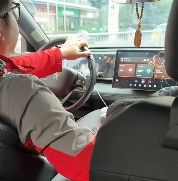 男子被4S店拉黑 销售经理：一年来吃饭260多次还辱骂我们