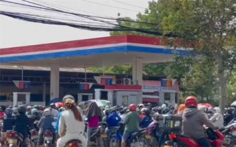 奥迪车主改坐地铁！东南亚油荒蔓延：中国电车4S店被挤爆