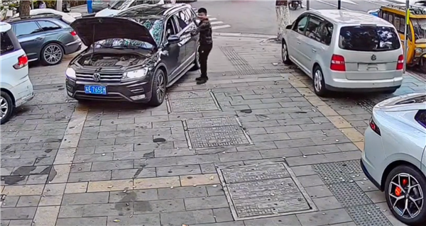 男子连续误操作致三车受损 网友吐槽已被蠢哭