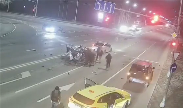 管好右手！深夜摩托车狂飙撞上等红灯轿车：双双报废