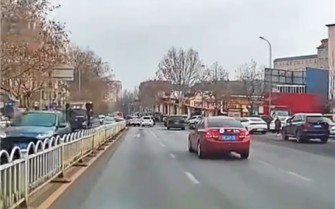 踩死刹车还是刹不住！翻浆导致早晚路面湿滑：博主亲授行车技巧