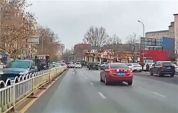 踩死刹车还是刹不住！翻浆导致早晚路面湿滑：博主亲授行车技巧