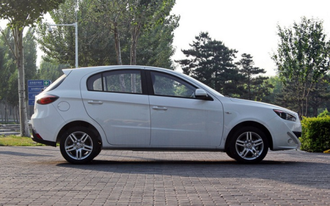 奇瑞a113电脑诊断座在哪个位置