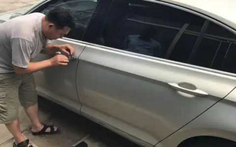 汽车钥匙锁车里面怎么办