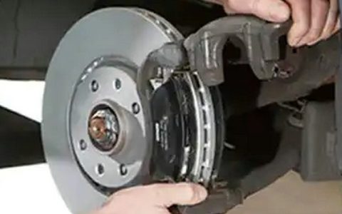 刹车时候方向盘抖动什么原因