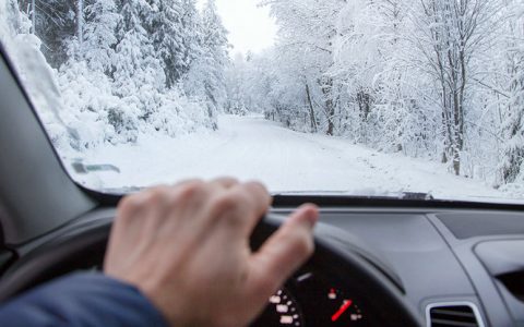 后驱车下雪天很难开吗