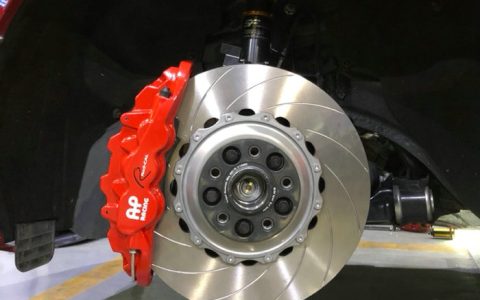 洗完车后踩刹车有响声正常吗