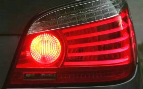 刹车灯不亮年检能过吗