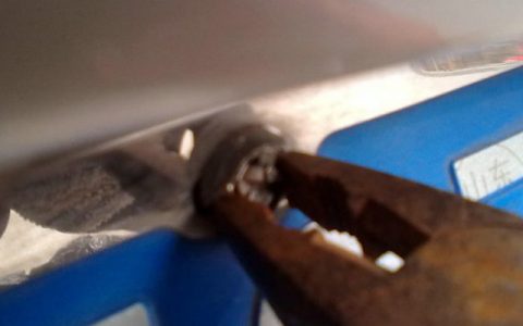 汽车牌照的螺丝怎么卸下来