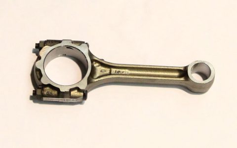 发动机连杆由什么组成