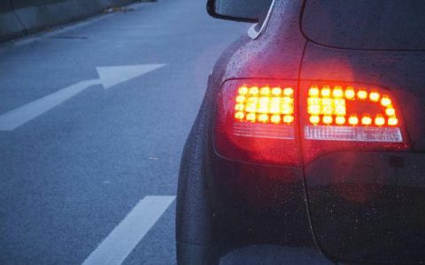 刹车灯不亮怎么修理