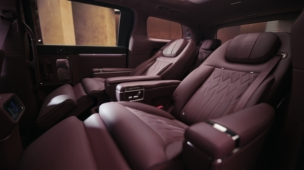 鸿蒙智行首款MPV 智界V9实车曝光:中控终于换新样式了