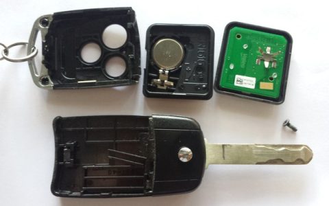 宝骏rc6车钥匙怎么换电池