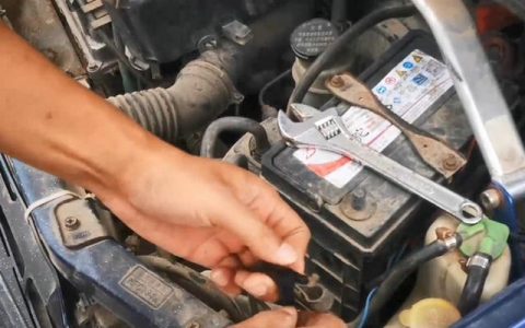 汽车电瓶线怎么拔掉 汽车长期不开电瓶怎么断电