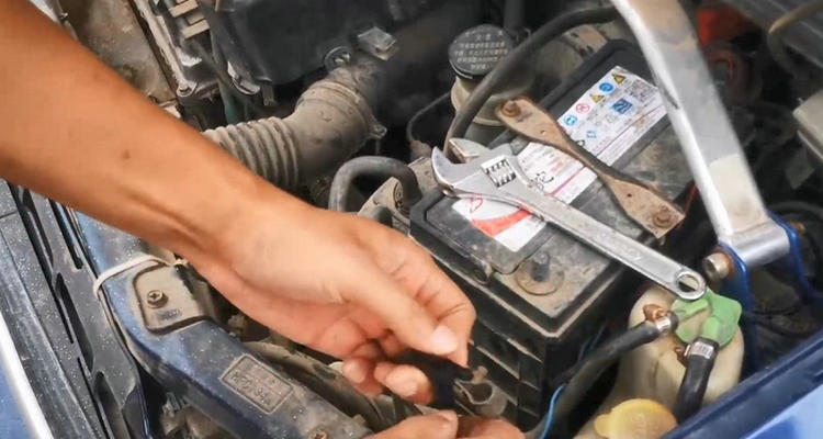 汽车电瓶线怎么拔掉 汽车长期不开电瓶怎么断电