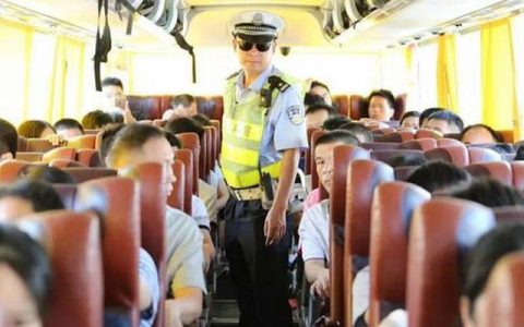 小轿车后排不系安全带会受到处罚吗