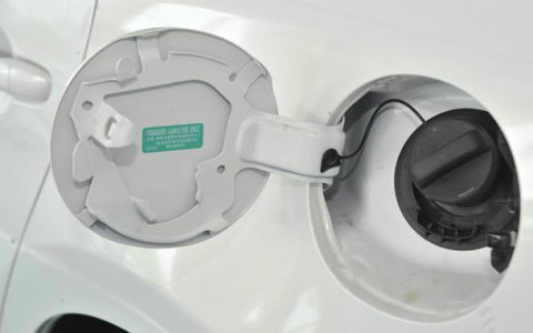 汽车油箱盖弹不起来怎么办