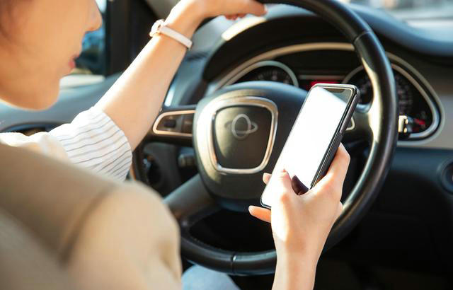 开车玩手机怎么处罚