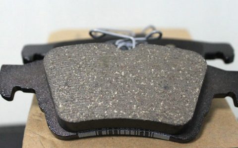 刹车片换两个还是四个