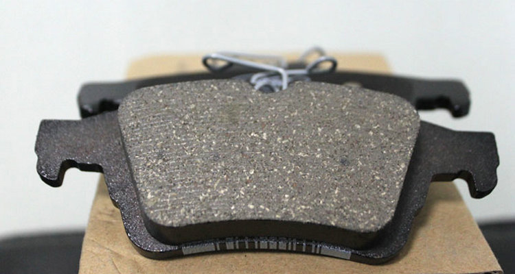 刹车片换两个还是四个