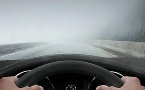 夏天车窗外起雾是什么原因