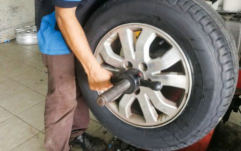 轮胎被钉子扎了补胎还是换胎好