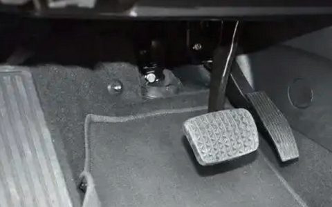 油门和刹车的正确踩法