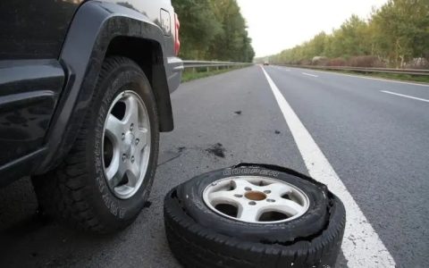 高速爆胎的正确处理方法是什么