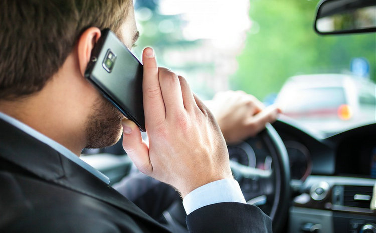 开车打电话扣几分罚款多少钱