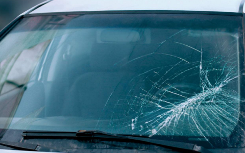 汽车前玻璃贴膜贴好还是不贴好