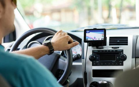 手动挡车减速时需要踩离合吗