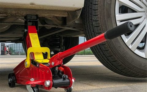 汽车千斤顶支撑点在哪里