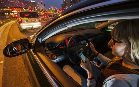 开车拿手机拍照被摄像头拍到罚多少