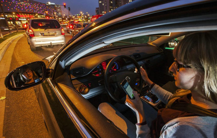 开车拿手机拍照被摄像头拍到罚多少