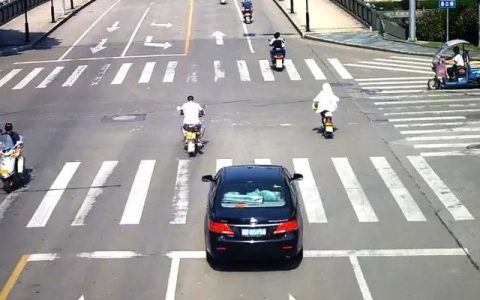 前后轮都过了停止线算不算闯红灯