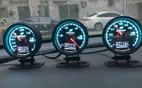 汽车行驶中电压一会高一会低是什么原因