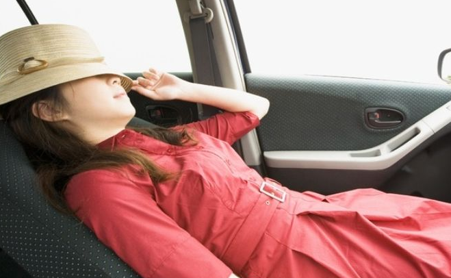 原地怠速打开空调伤车吗