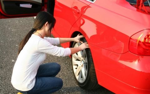 汽车自己换轮胎怎么换