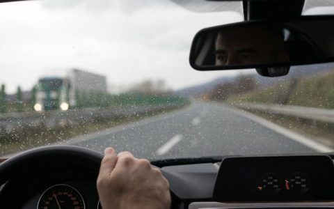 车窗玻璃起雾如何解决