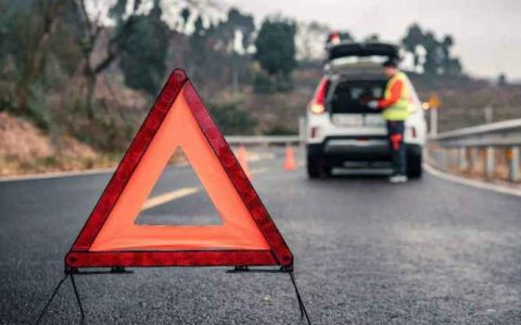 高速上坏车了拖车费要自己付吗