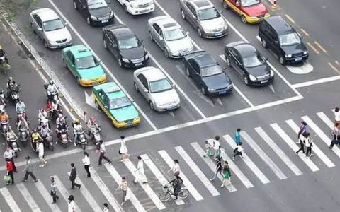 绿灯了没走会扣分罚款吗