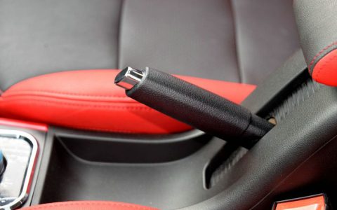 驻车制动器操纵杆在哪个位置