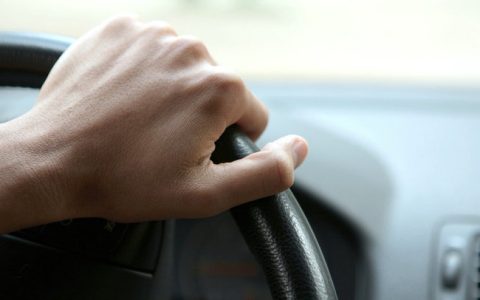 下雨天汽车空调怎么开不起雾