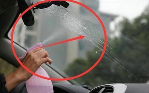 汽车挡风玻璃内部越擦越模糊怎么办