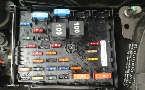 汽车保险丝烧了换一个多少钱